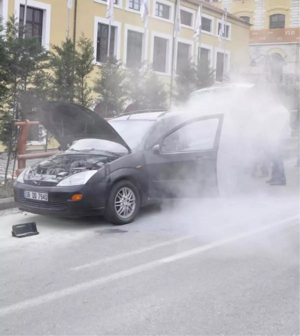 Otomobili Alev Alan Kadın Sürücü Ağladı