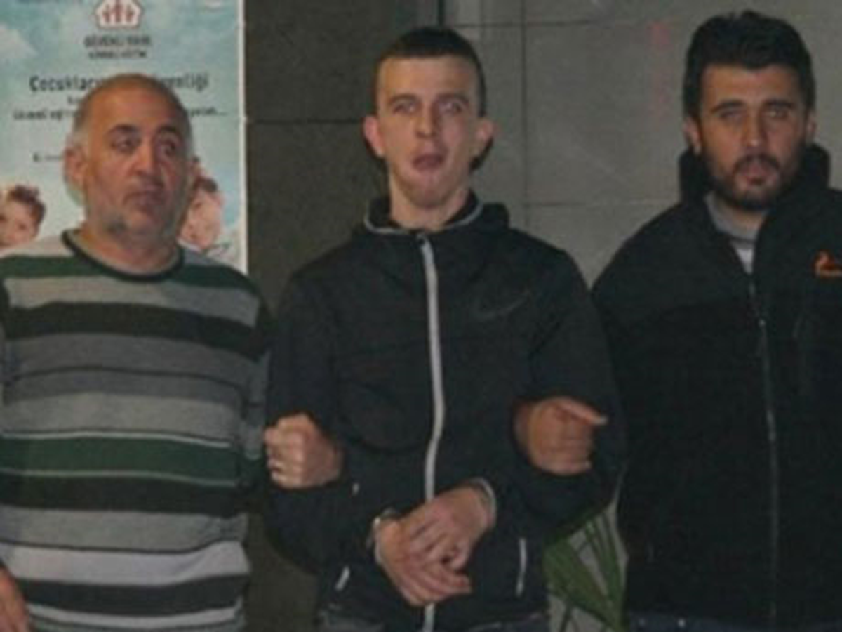 Otomobilin Altına Gizlendi, Elini Çekmeyi Unutunca Yakalandı