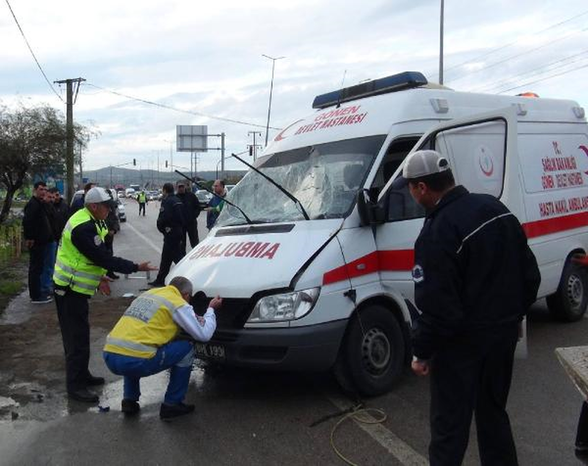 Otomobille Ambulans Çarpıştı: Diyaliz Hastası Öldü, 4 Kişi Yaralandı