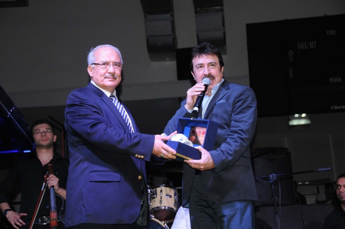 Şair İlkan Şiirleriyle, Ayna Grubu Şarkılarıyla Coşturdu