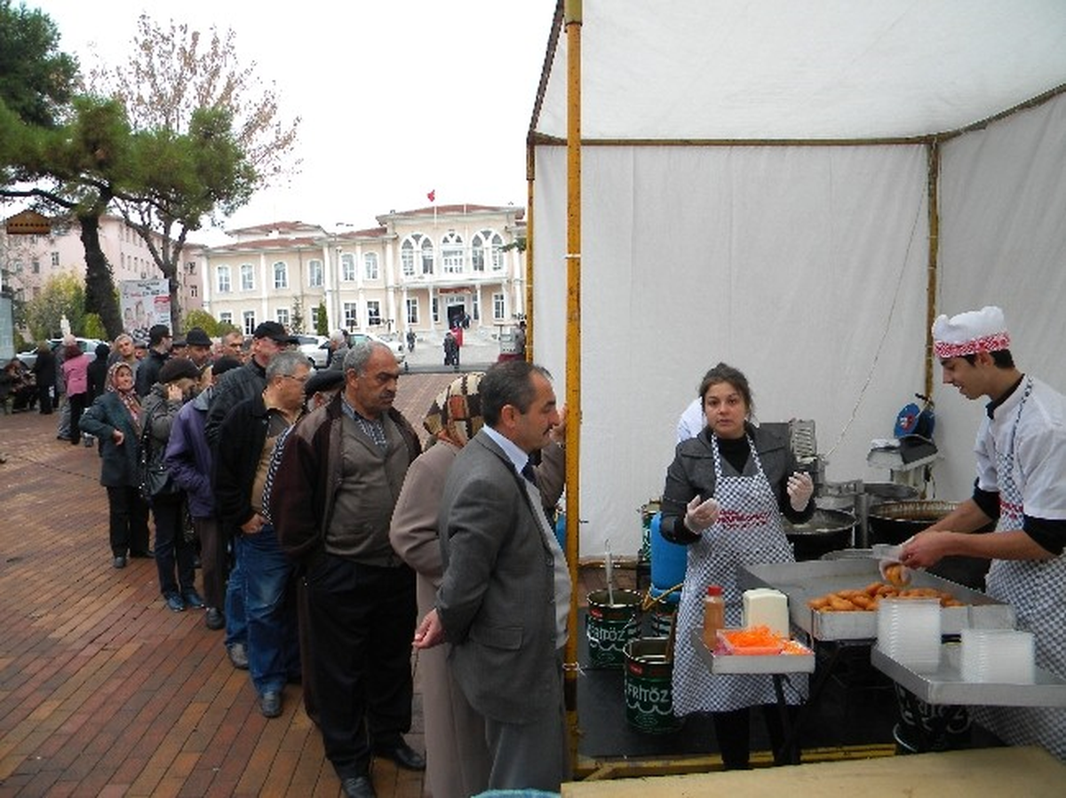 Tekirdağ'da Eski Belediye Başkanının Ölüm Yıl Dönümünde Lokma Dağıttılar