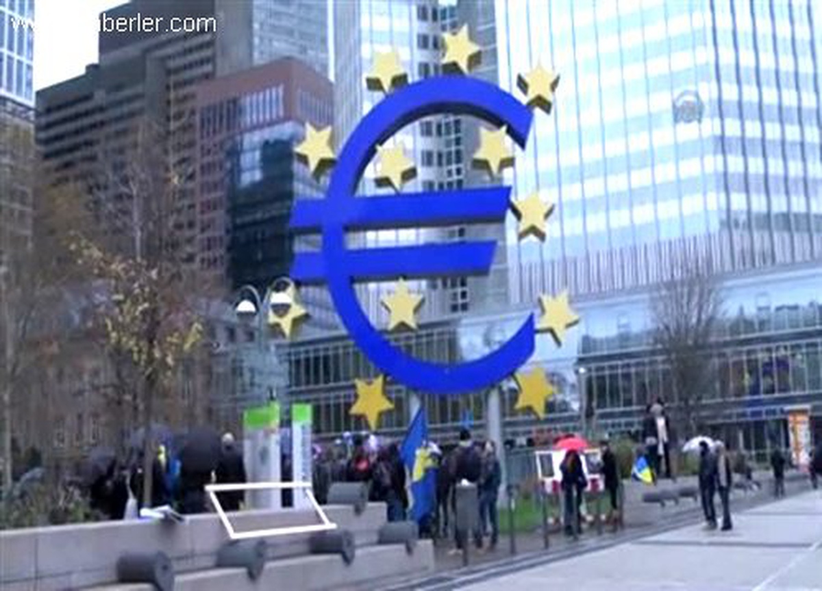 Ukraynalılar\'dan AB Merkez Bankası önünde AB eylemi