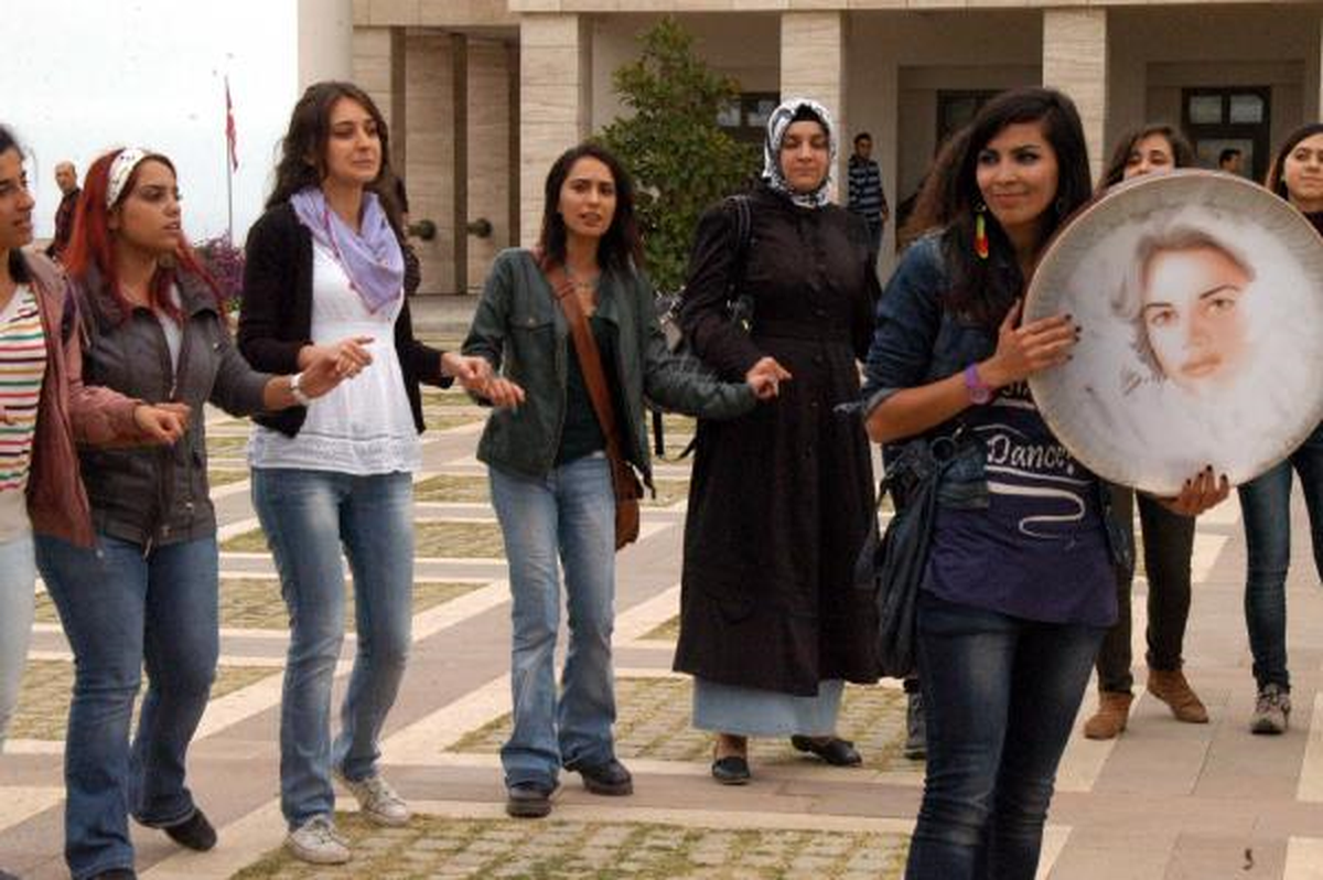 Mersin\'de Üniversiteli Kızlar, Şiddete Karşı Eylem Yaptı