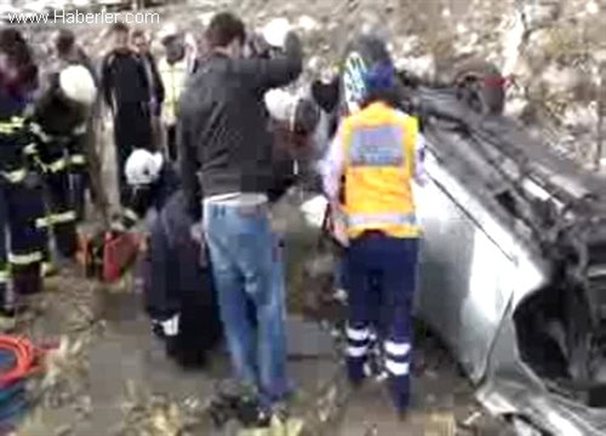 Uşak\'ta Trafik Kazası: 1\'i Çocuk 4 Yaralı
