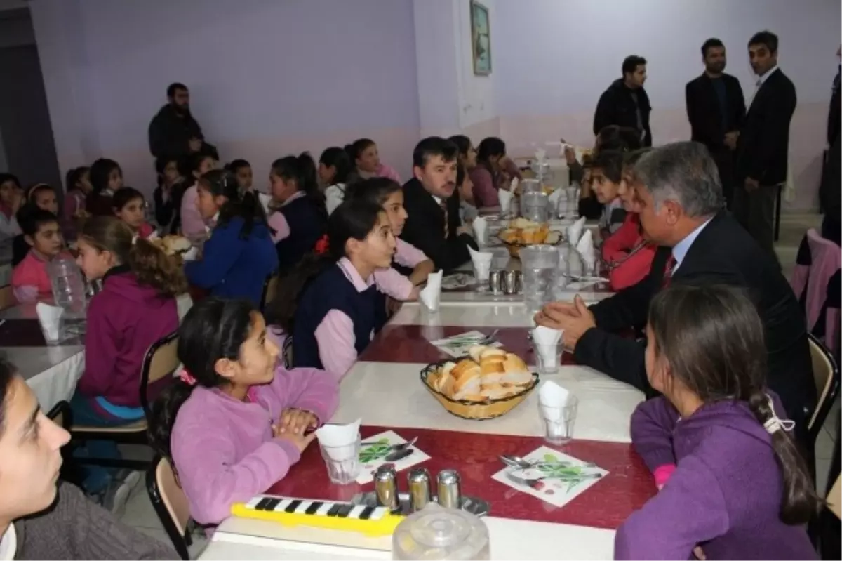 Ağrı Valisi Tekinarslan Kız Öğrencilerle Yemek Yedi