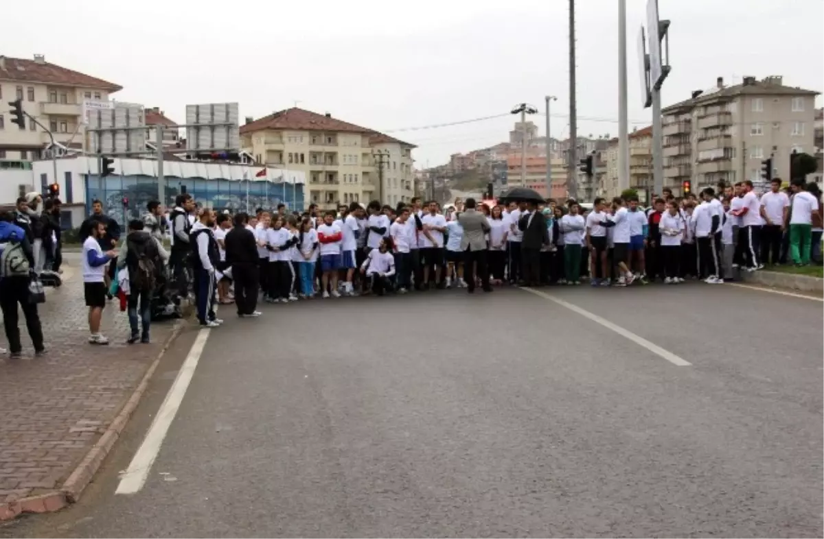 Yağmur Çamur Demeden Koştular