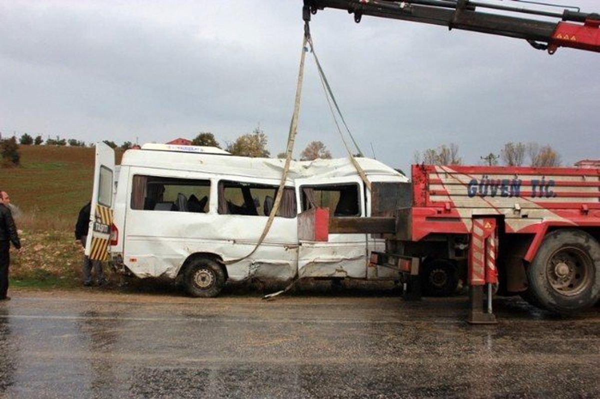 Yalova\'da Öğrenci Servisi Devrildi: 3 Yaralı