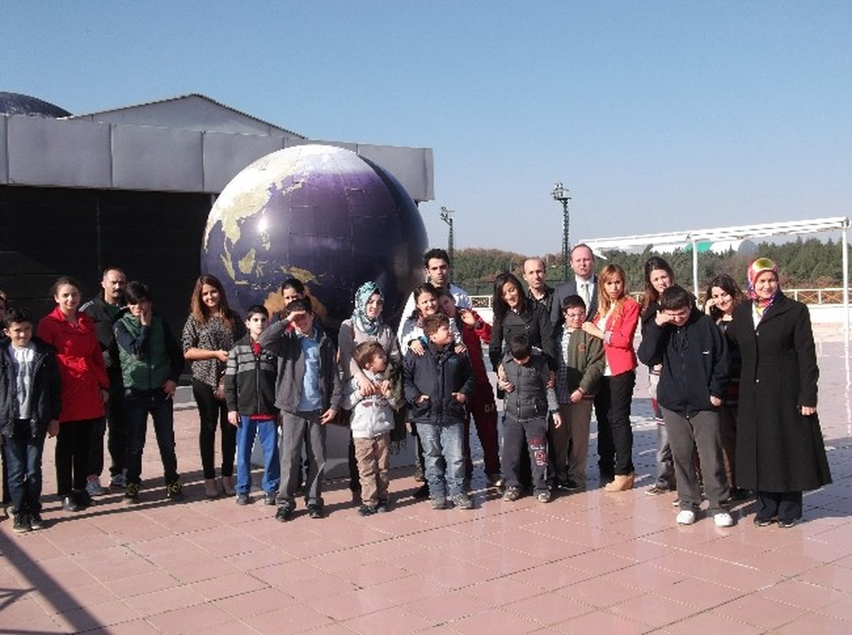Zihinsel Engelli Öğrencilerden Planetaryum Ziyareti