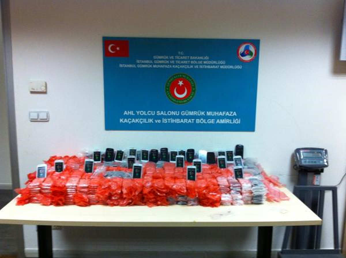 İstanbul\'da 2 Bin Adet Kaçak Cep Telefonu Ele Geçirildi