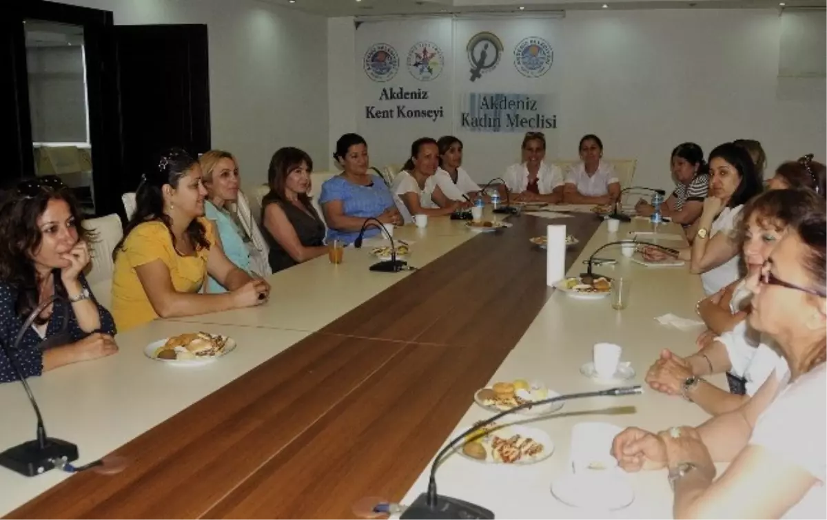 Akdenizli Kadınlardan \'Kadına Şiddete Karşı Mücadele\' Günü Mesajı
