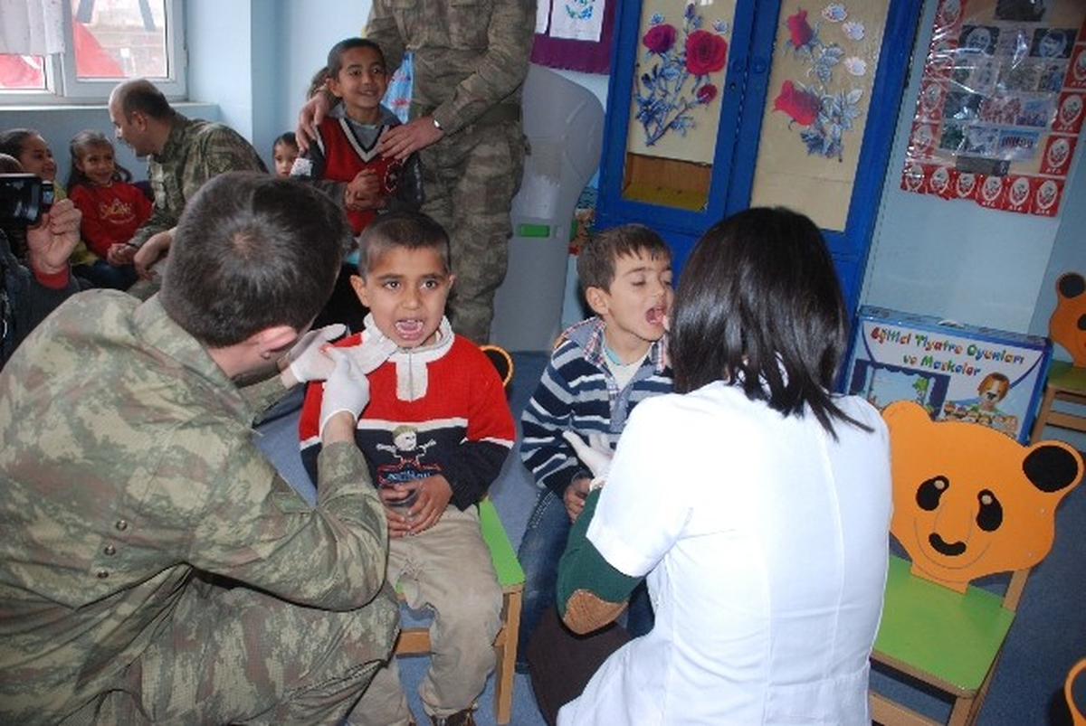 Asker ve Diş Hekimleri Minik Öğrencileri Diş Taramasından Geçirdi