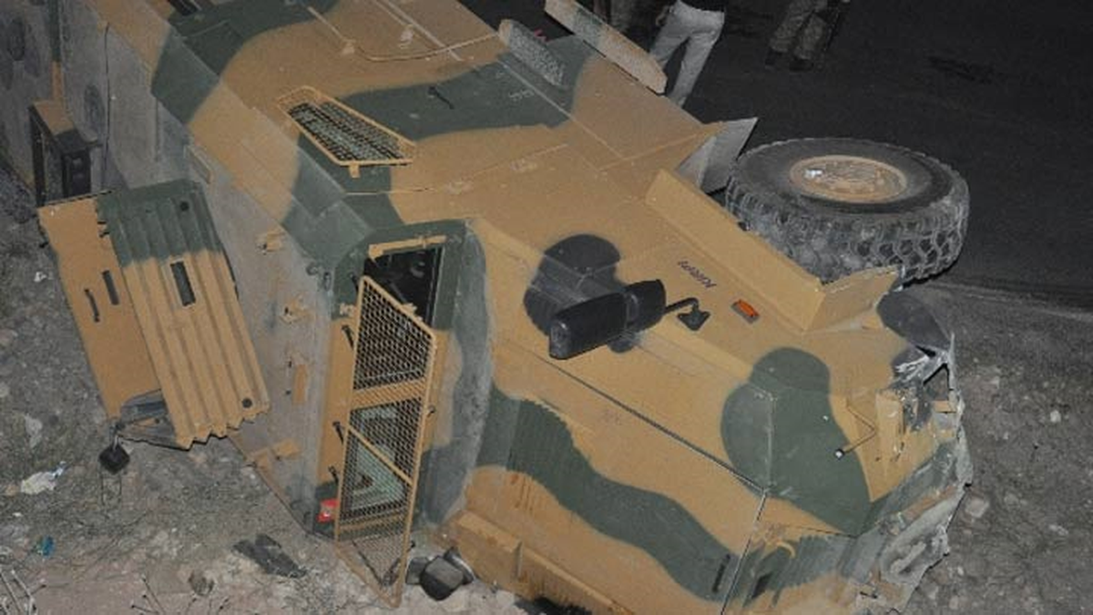 Askeri araç devrildi: 1 şehit