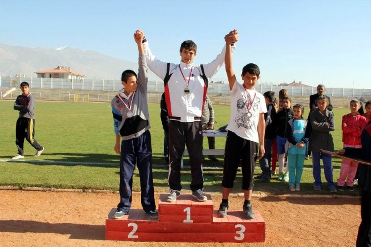 Atletizm Pist Deneme Yarışları Yapıldı