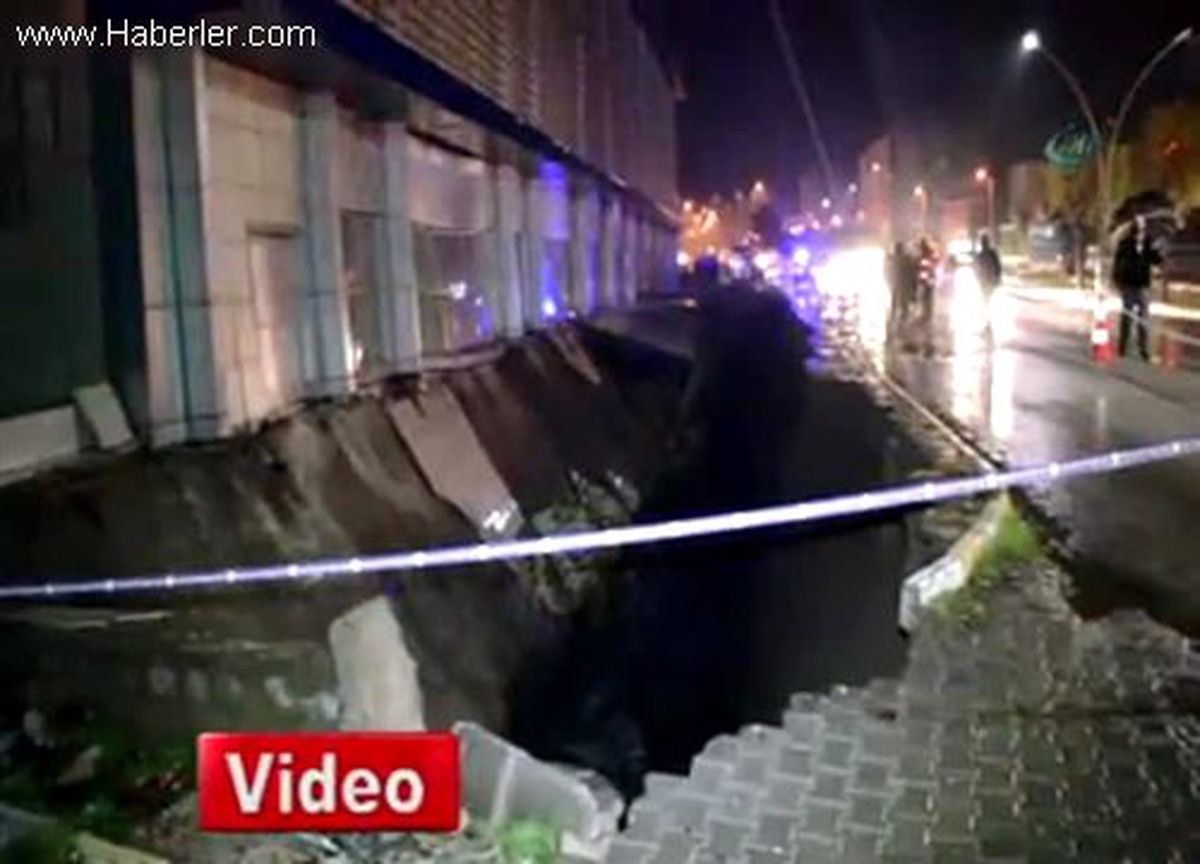 Balıkesir\'de Avm\'nin İstinat Duvarı Aşırı Yağış Nedeniyle Çöktü