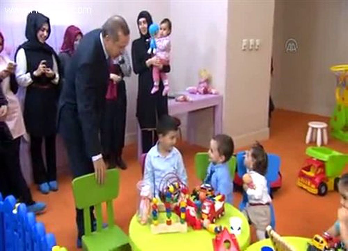 Başbakan Parti Genel Merkezindeki Çocuk Oyun Alanını Gezdi