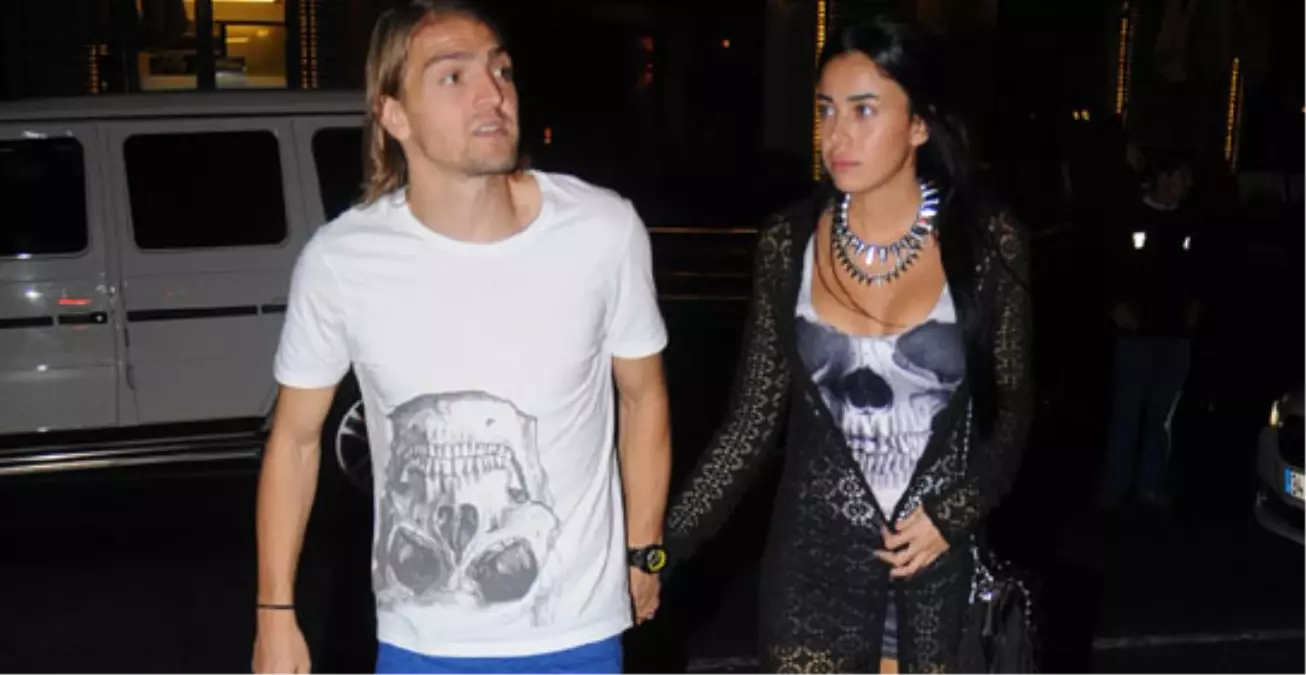Caner\'in Eşi Asena Erkin ile Berkay Birlikte Görüntülendi