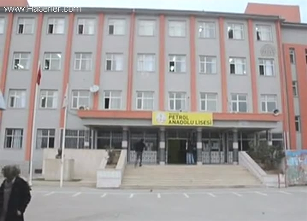 Devlet Okulunun Kütüphanesine 200 Kürtçe Kitap