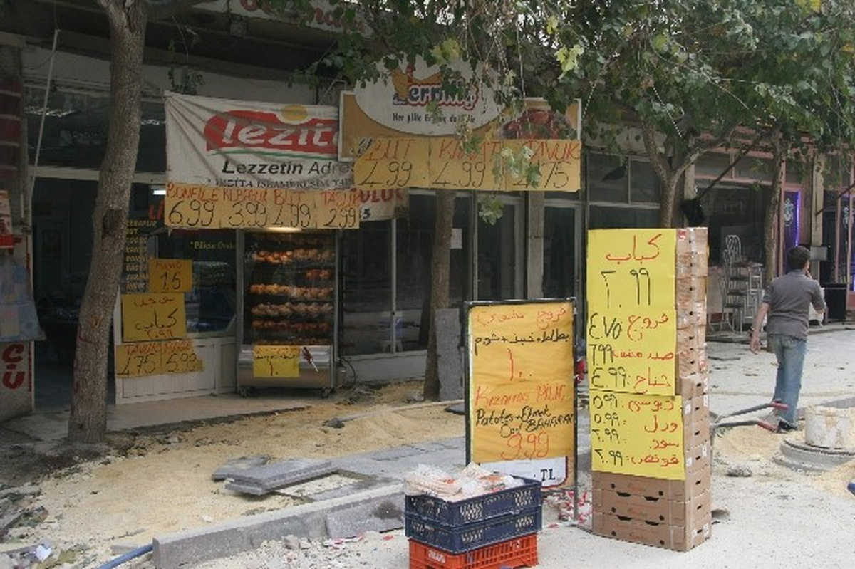 Esnaf, Arapça Döviz Asarak Satış Yapıyor