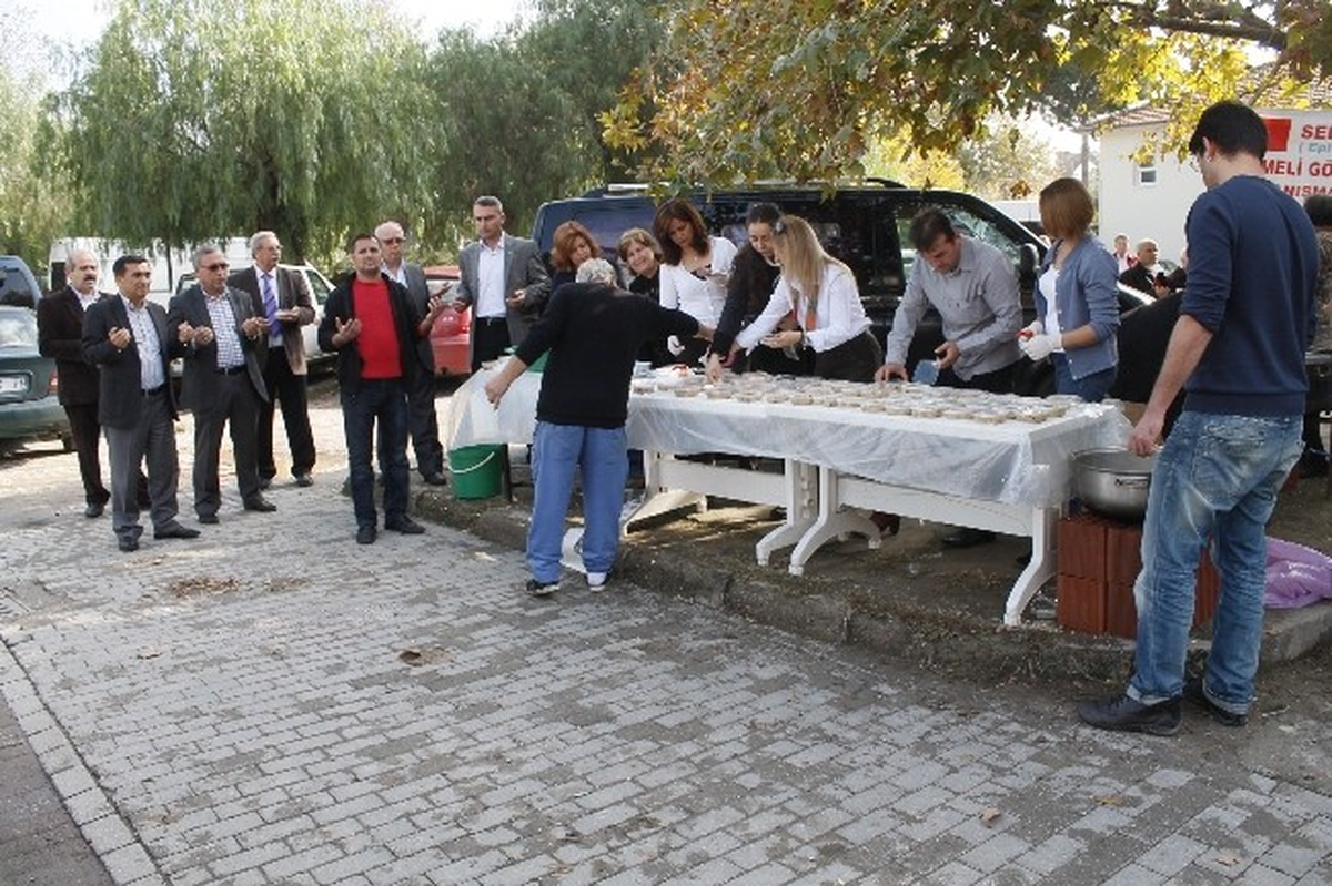 Göçmenler Derneğinin Aşure Gününe Büyük İlgi