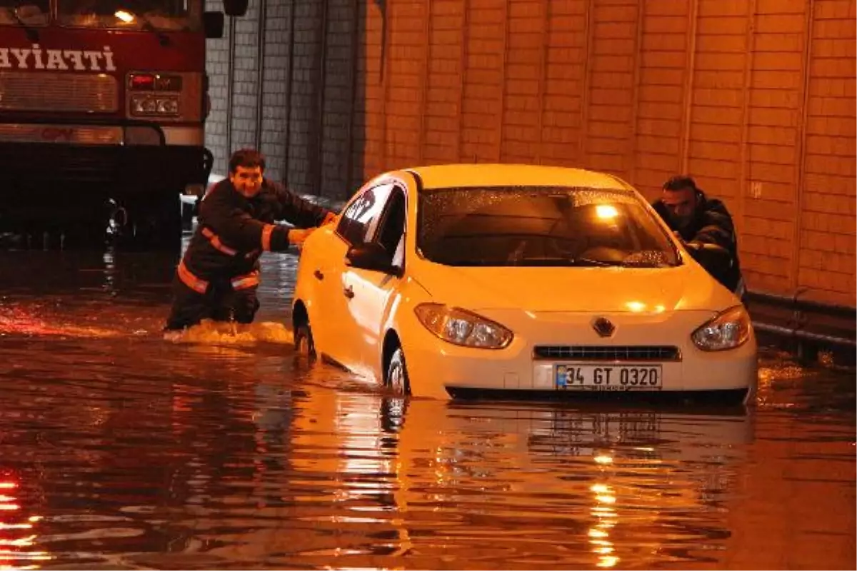 Küçükçekmece\'de Alt Geçitte Mahsur Kalanlar Kurtarıldı