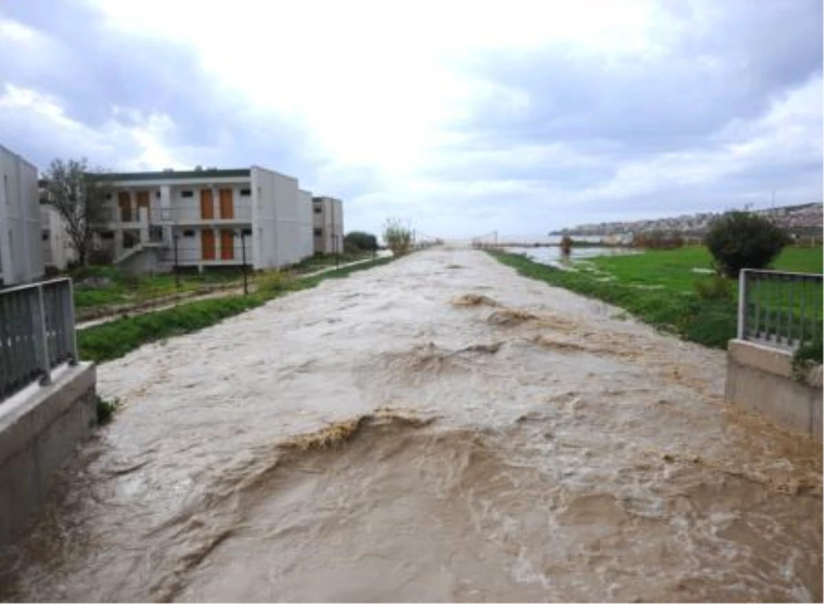 İzmir\'deki Şiddetli Yağış