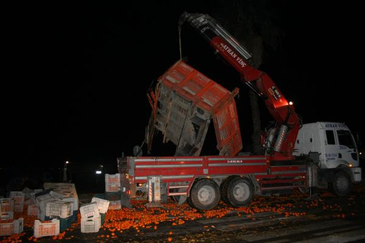 Kamyon ile İşçi Servisi Çarpıştı: 15 Yaralı