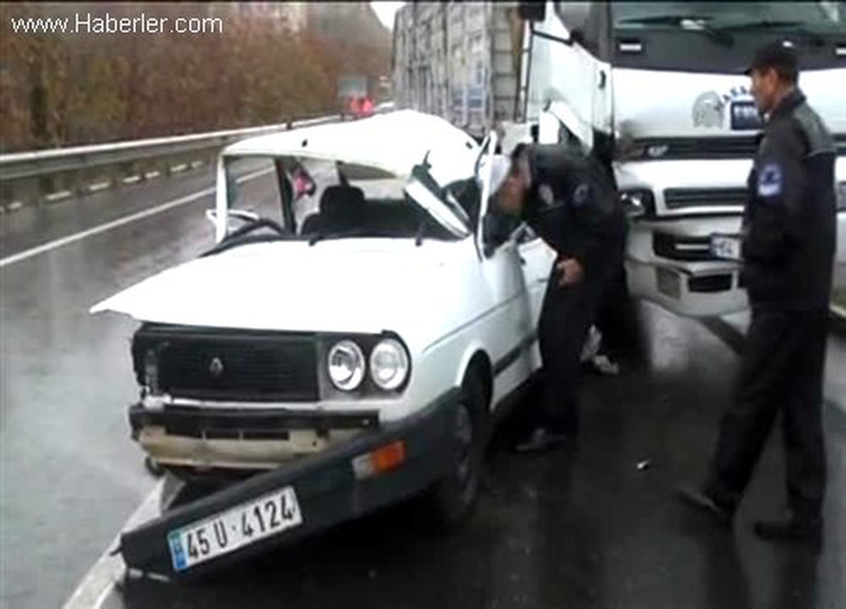 Kamyon ile otomobil çarpıştı: 4 yaralı