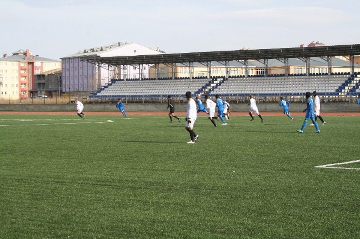 Kars\'ta Üniversiteler 2. Lig Futbol Müsabakaları Başladı