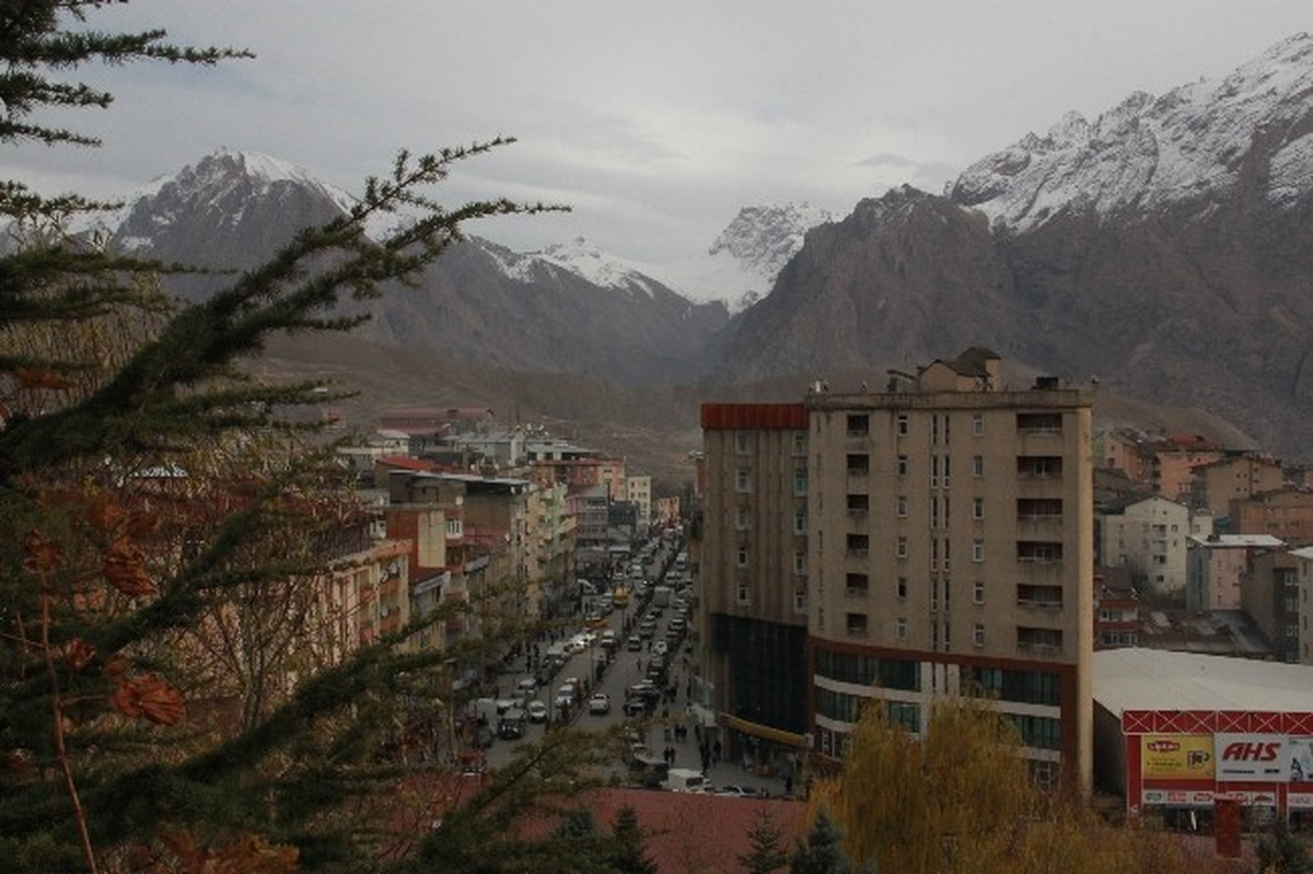 Sümbül Dağındaki Kar, Hakkari Şehir Merkezine Güzellik Kattı