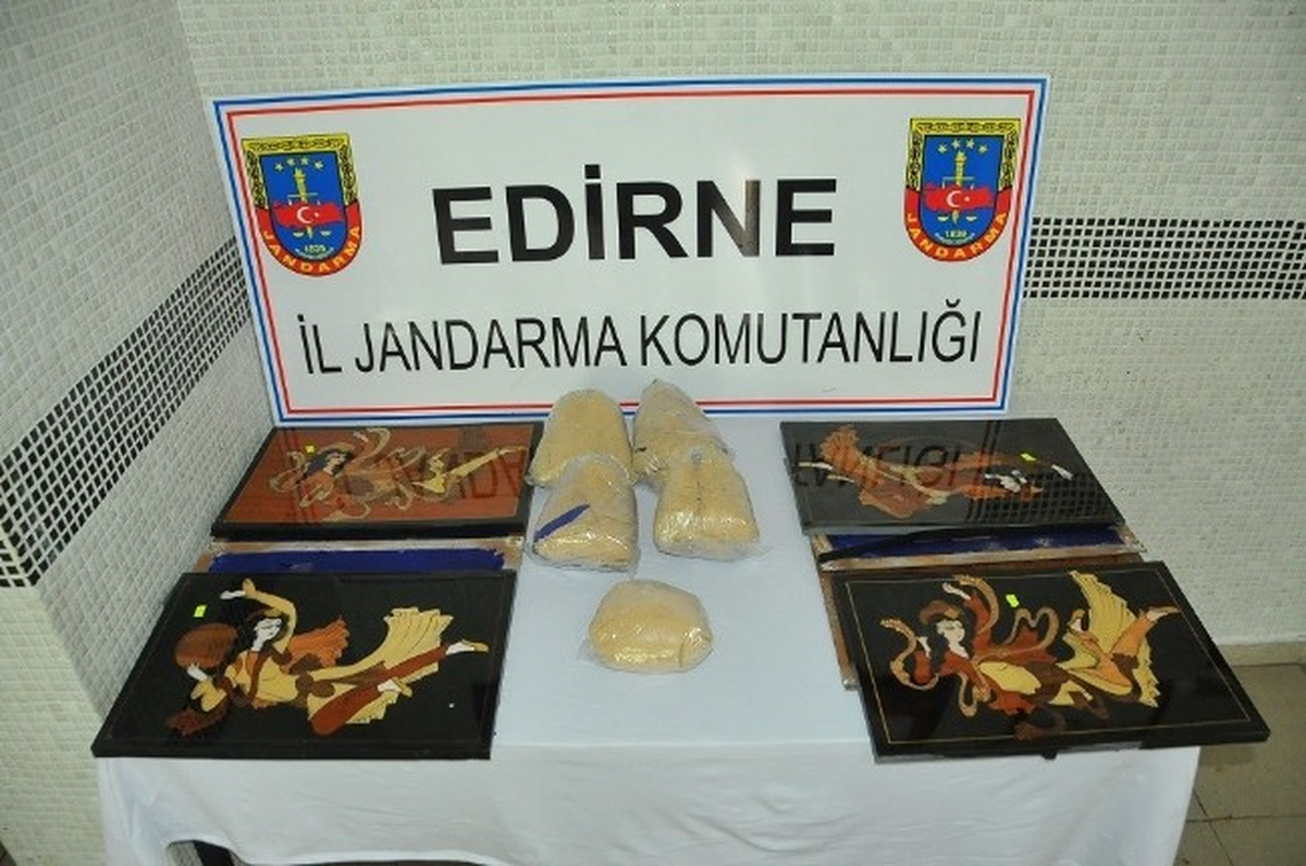 Tabloların Arkasından Eroin Çıktı