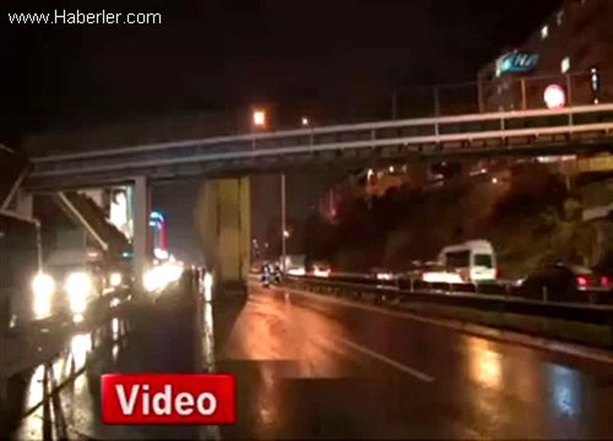 Tır\'ın Damperi Köprüde Asılı Kaldı