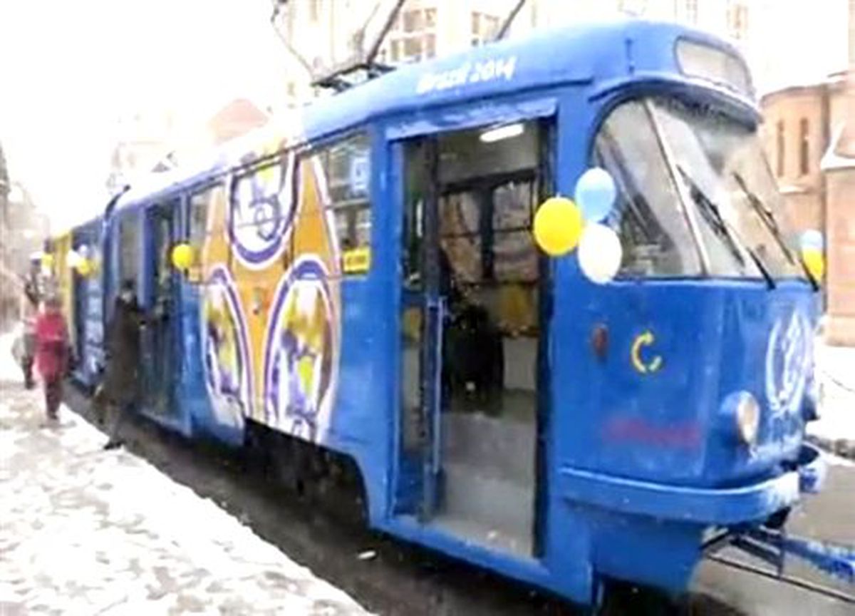 Tramvaya sarı lacivert kaplama