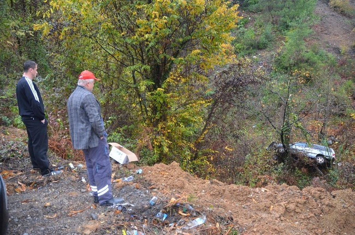Virajı Alamayan Otomobil Uçuruma Yuvarlandı
