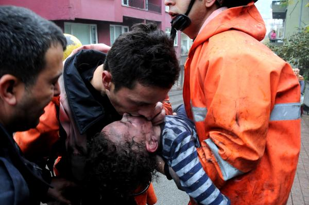 Zonguldak\'taki Yangında Anne ve Oğlunu İtfaiye Kurtardı (2)