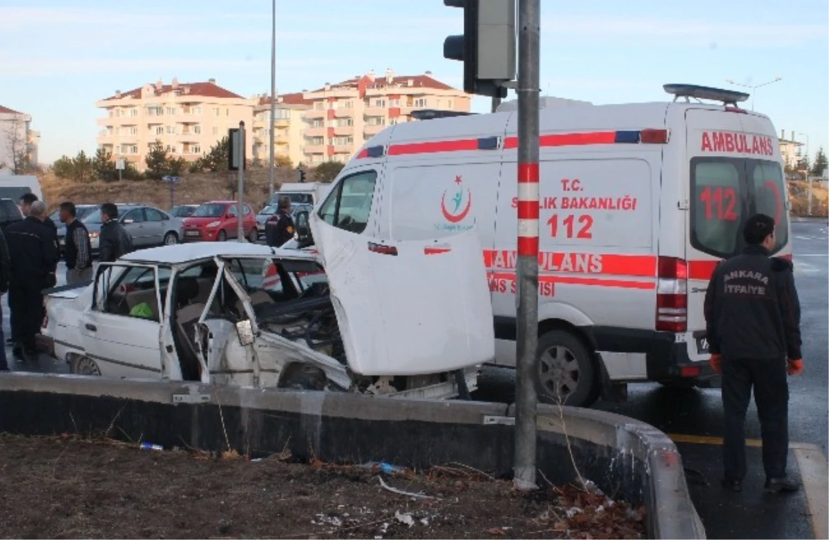 Ankara\'da İki Otomobil Çarpıştı: 6 Yaralı