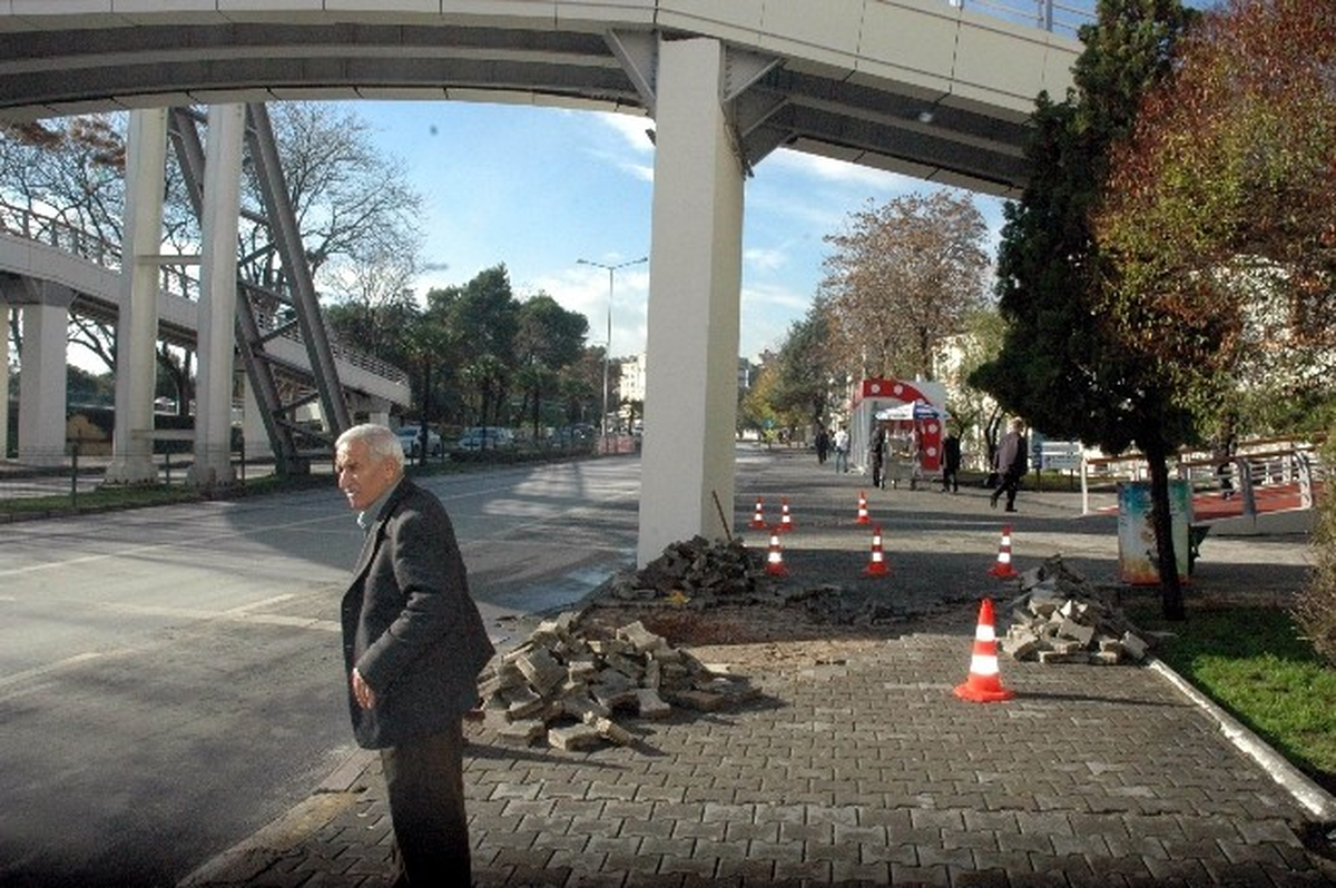 Aşırı Yağış Kaldırım Çökertti