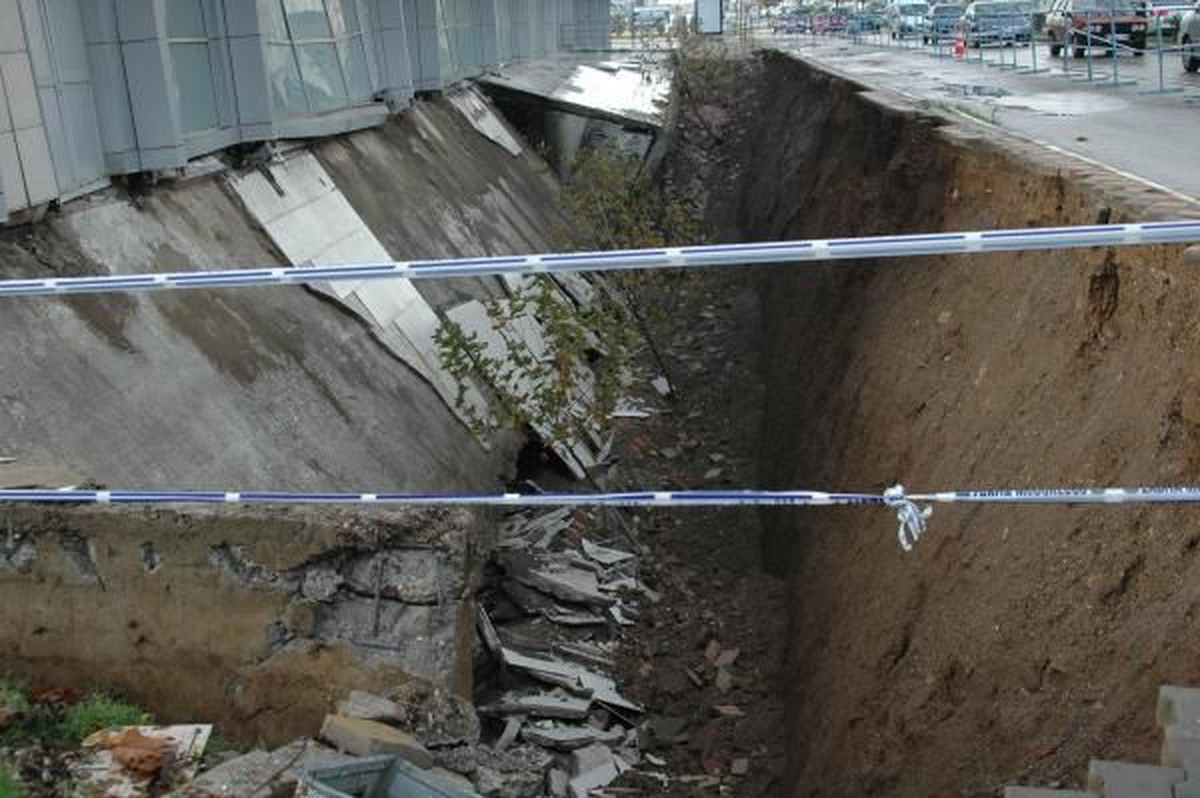 Edremit\'te AVM Otoparkının Neden Çöktüğü Araştırılıyor