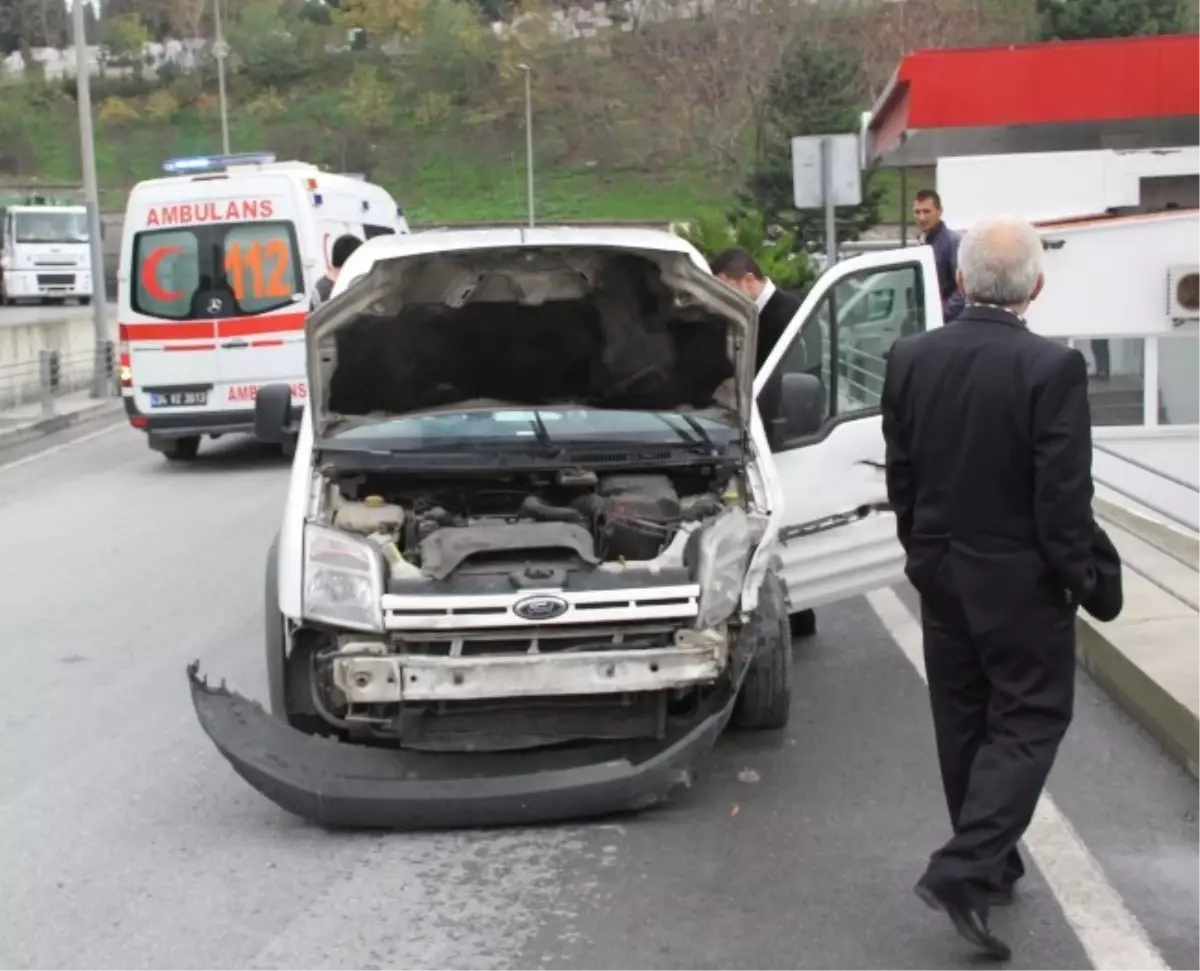 Bariyerlere Çarpan Sürücü Araç İçerisinde Sıkıştı