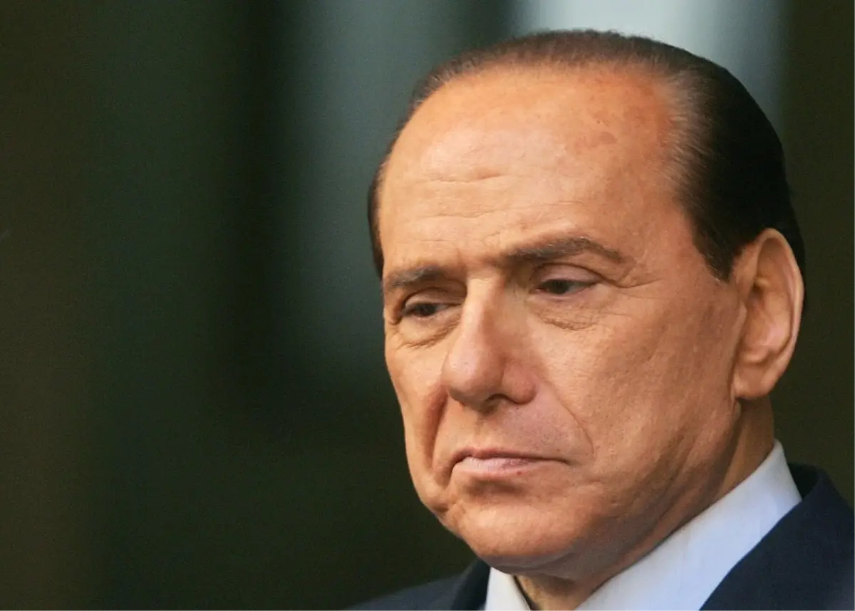 Berlusconi, parlamento dışı kaldı