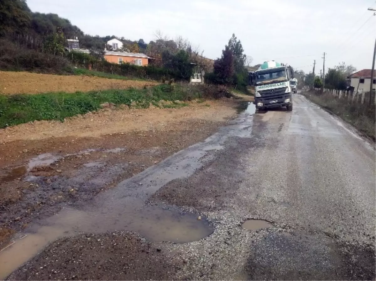 Beton Mikseri Yola Gömüldü