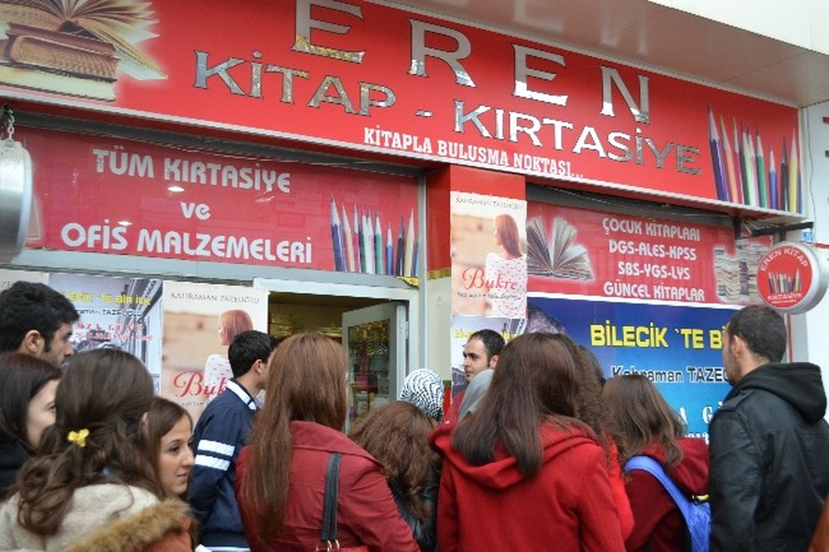 Bilecik\'te Yazar Kahraman Tazeoğlu\'nun İmza Günü