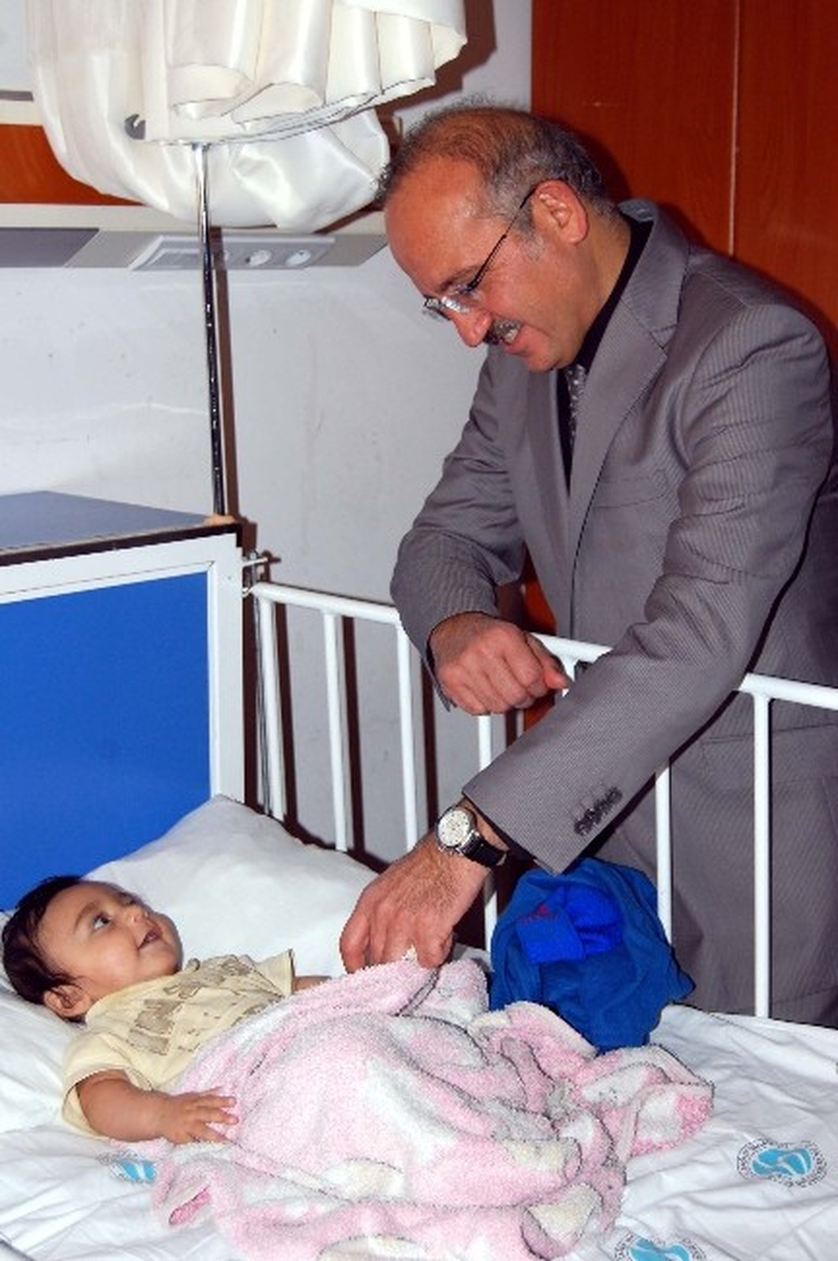 Bitlis Valisi Veysel Yurdakul\'dan Hastalara Ziyaret