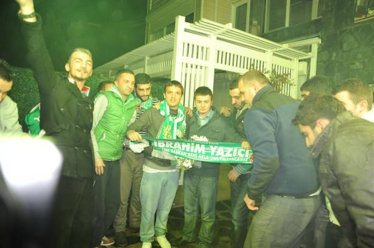 Bursaspor Taraftarından Batalla\'ya Meşaleli Veda