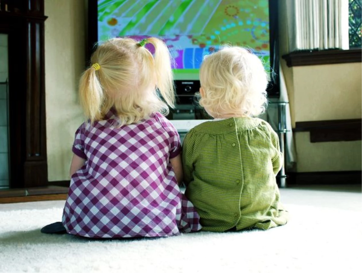 Çocuklar televizyonu "kontrollü" izlemeli