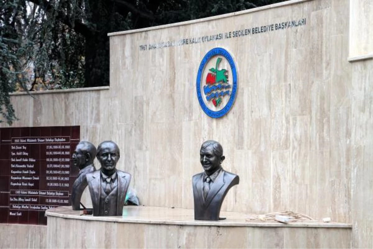 Ereğli\'de \'Belediye Başkanları Anıtı\' Tartışma Yarattı