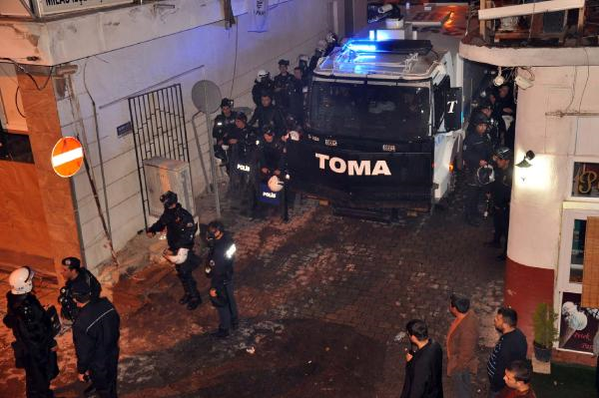 Eylemci İşçilere Polis Müdahale Ett: , 14 Yaralı
