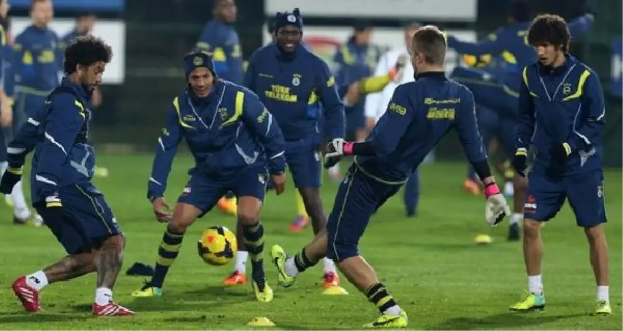 Fenerbahçe\'de Emre, Tedbir Amaçlı Olarak Çalışmayı Yarıda Bıraktı