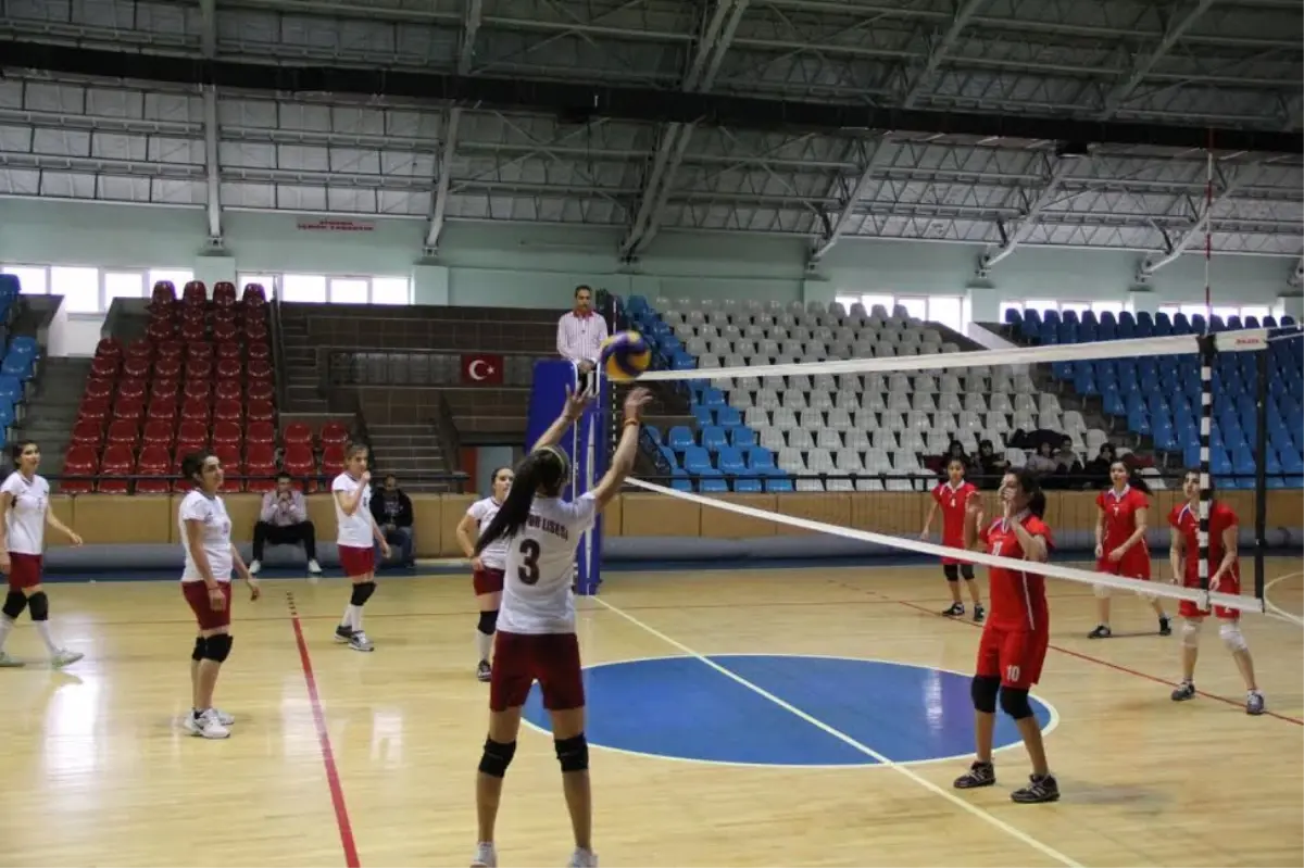 Genç Kızlar Voleybol Müsabakaları Başladı