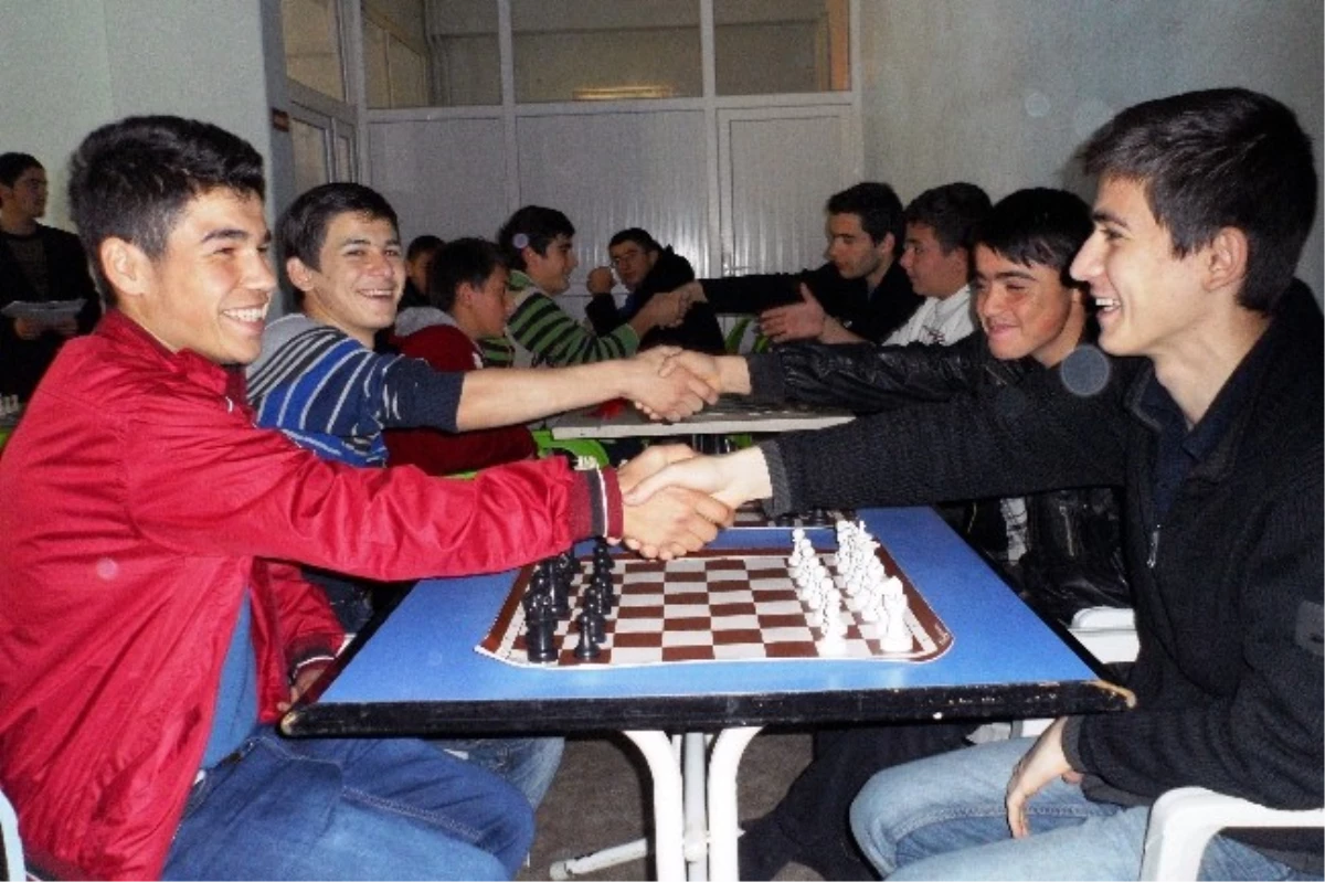 Gümüşhane\'de Fetih Nesli Satranç Turnuvası Yapıldı