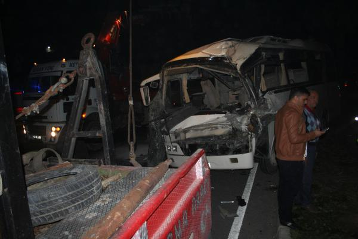 İşçi Servisi Kamyona Çarptı 23 Yaralı